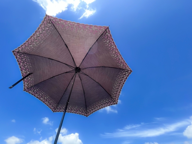お手頃価格でも遮光率100％・UVカット率100％の日傘ってある？
