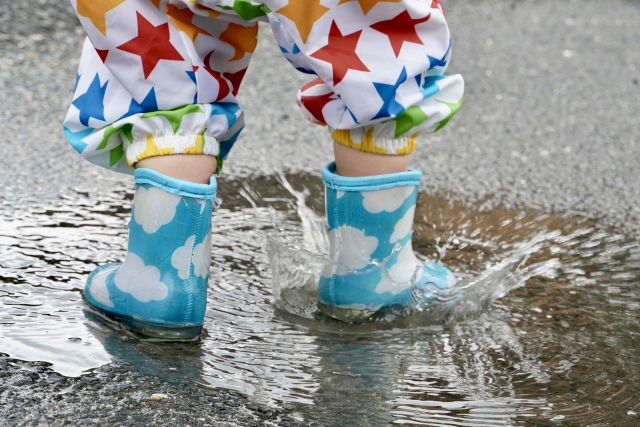 撥水加工で雨の日も普段着もデイリーに使えるお洒落なレインファッションとは？